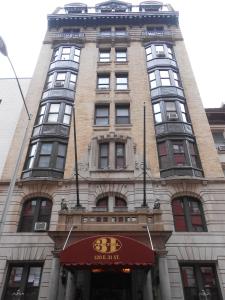 纽约Hotel 31 Extended Stay的一座高大的建筑,前面有标志