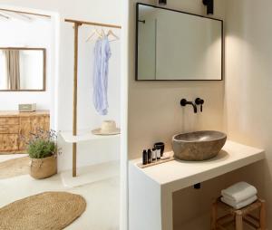 圣斯特凡诺斯Rocabella Mykonos Hotel的一间带水槽和镜子的浴室