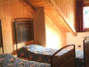 塞尔瓦迪卡多雷多米诺公寓式酒店的小屋内设有一间带两张单人床的卧室