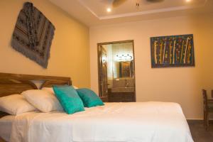 戴维Hotel-Boutique Patampa的一间卧室配有一张带蓝色和白色枕头的床
