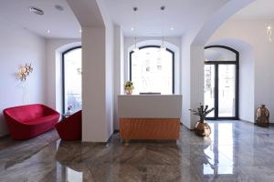 巴勒莫Best Western Hotel Principe di Lampedusa的客厅设有红色的沙发和窗户。