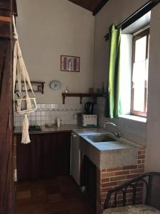 Vernoux-en-Gâtinela raymondiere的一个带水槽和窗户的小厨房