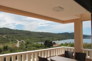 布里尼Paradise的享有湖泊和山脉美景的阳台。