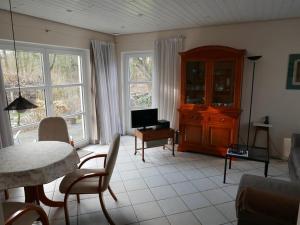 基尔Ferienwohnung Prophet的客厅配有电视和桌椅