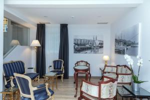 桑坦德Suite Home Pinares的客厅配有椅子和桌子
