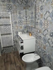 萨利切萨伦蒂诺ImPerfect Home的浴室配有白色卫生间和盥洗盆。