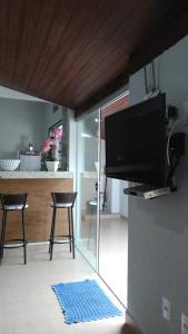 圣若昂-巴蒂斯塔-杜格罗里亚Pouso Gloria的带电视的客厅和厨房。