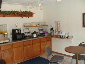 Doniphan美国旅馆的厨房配有柜台和桌椅