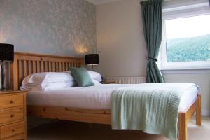 因纳利森可德景国家宾馆的一间卧室设有一张大床和窗户