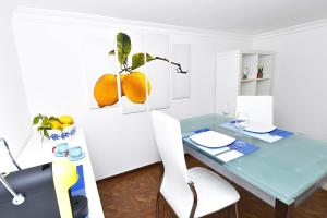 卡普里La Perla Blu的一间配备有蓝桌和白色椅子的用餐室