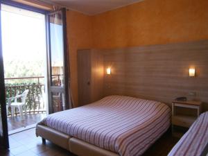 西尔米奥奈齐亚拉酒店的一间卧室设有一张床和一个阳台