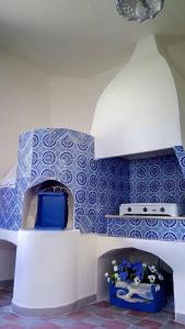 马里迪莫The Twins rooms in Marettimo 1的一间拥有蓝白色墙壁的玩具厨房