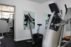 奥兰治The Oriana Orange - Retro Hotel & Resort的一个带跑步机和镜子的健身房