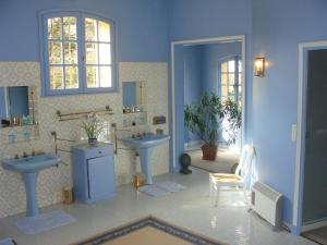 Parigny埃利拉城堡酒店的浴室设有2个水槽和2面镜子