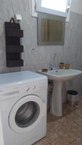 斯卡拉索提罗斯Sunray Separate Villa的一间带洗衣机和水槽的浴室