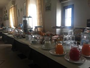 佩斯基奇罗坎达城堡旅馆的一排餐桌,上面放着食物和饮料