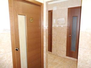 克拉斯诺亚尔斯克Apartments Baturina 20 (2 etag)的浴室设有2扇门和步入式淋浴间。