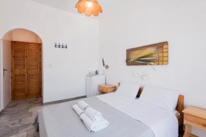 纳乌萨佛纳利容姆酒店的卧室配有白色的床和2条毛巾