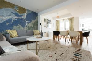 牛津The Old Tailor House - Charming 4BDR Home的客厅配有沙发和桌子