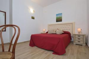 拉维罗Nicola e Magda的一间卧室配有一张带红色毯子的床