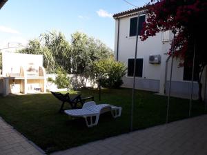 Move to Sardinia apartments外面的花园