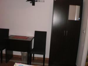 比尔杰卢特拉旅馆的一间卧室配有黑色的书桌和黑色的橱柜。