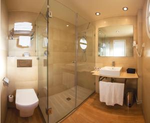 维克J.巴尔姆斯维克酒店的带淋浴、卫生间和盥洗盆的浴室