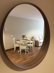 托雷德尔马尔Mares - Bellamar的镜子反射着带桌椅的用餐室