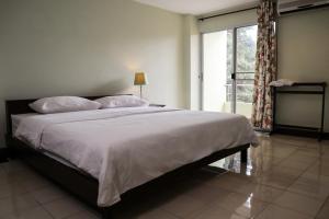 乌隆他尼乌冬卡巴那酒店的一间卧室设有一张大床和一个窗户。