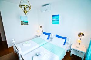 赫尔采格诺维Villa Nena的一间卧室配有蓝色和白色床单