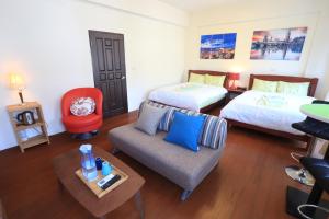 Tongluo铜锣有一种慢．慢民宿的客房设有两张床、一张沙发和一张桌子。