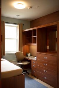 科纳布鲁克格兰富尔堪坡斯萨莫青年旅舍的一间卧室配有书桌、床和窗户。
