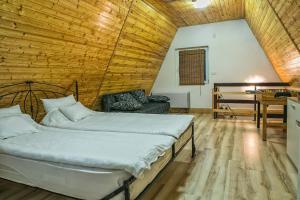 毛科Jázmin Weekend House的一间设有一张床铺的卧室,位于一个拥有木制天花板的房间