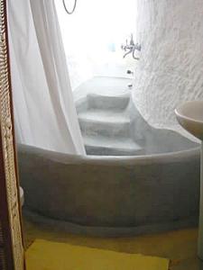 Cueva El Ermitano的一间浴室