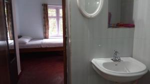 SomvārpetStaySimple Spicefarm的一间带水槽和镜子的浴室以及窗户。