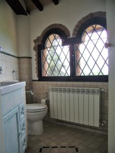蒙泰斯佩尔托利B&B Il Poggetto的一间带卫生间的浴室和两个窗户。