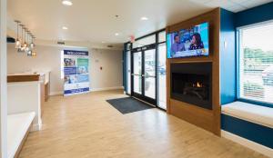 霍姆斯泰德Uptown Suites Extended Stay Miami FL – Homestead的一间设有壁炉和墙上电视的房间
