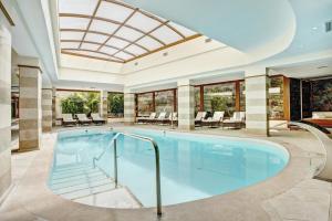 帕格拉尼洛水疗集团酒店的一座带天花板的房屋内的游泳池