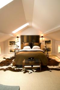 马斯特里赫特勃艮第马斯特里赫特套房的一间卧室配有一张大床和一张大地毯。