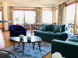 塔卢瓦尔Angel Services - Le Vivier的客厅配有蓝色的沙发和桌子