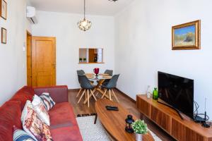 塔维拉Casa Séqua的带沙发、电视和桌子的客厅