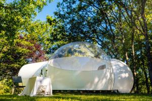 纳雅克Somn'en bulle的草场顶上的圆顶帐篷