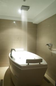 马拉喀什帝豪假日Spa酒店的带浴缸和淋浴的浴室