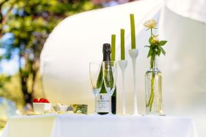 纳雅克Somn'en bulle的一张桌子,上面放着一瓶葡萄酒和两瓶花瓶