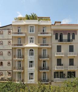 塞萨洛尼基The Modernist Thessaloniki的公寓大楼的一侧设有阳台。