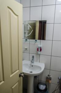 恰纳卡莱Venüs Pansiyon的浴室设有白色水槽和镜子