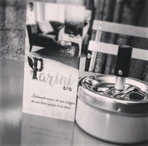 卡西诺B&B Parini的杂志旁的香烟罐