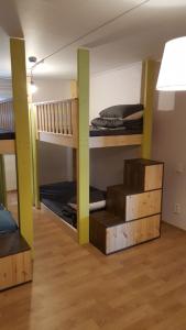 坡州市The Guesthouse DMZ Stay的一间客房内配有两张双层床的房间