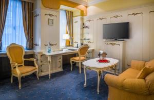 维也纳罗马大帝城堡酒店的酒店客房配有书桌和电视。