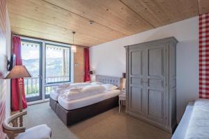 茨韦西门瑞德包瑞士高山小屋旅馆的一间卧室设有两张床和大窗户